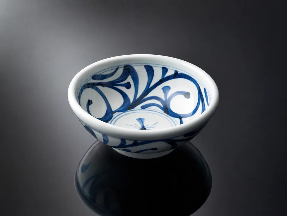 藍色の唐草紋様が手描きされた、砥部焼の器